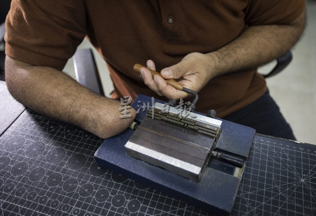 星角摄/手工烫金工艺濒临消失