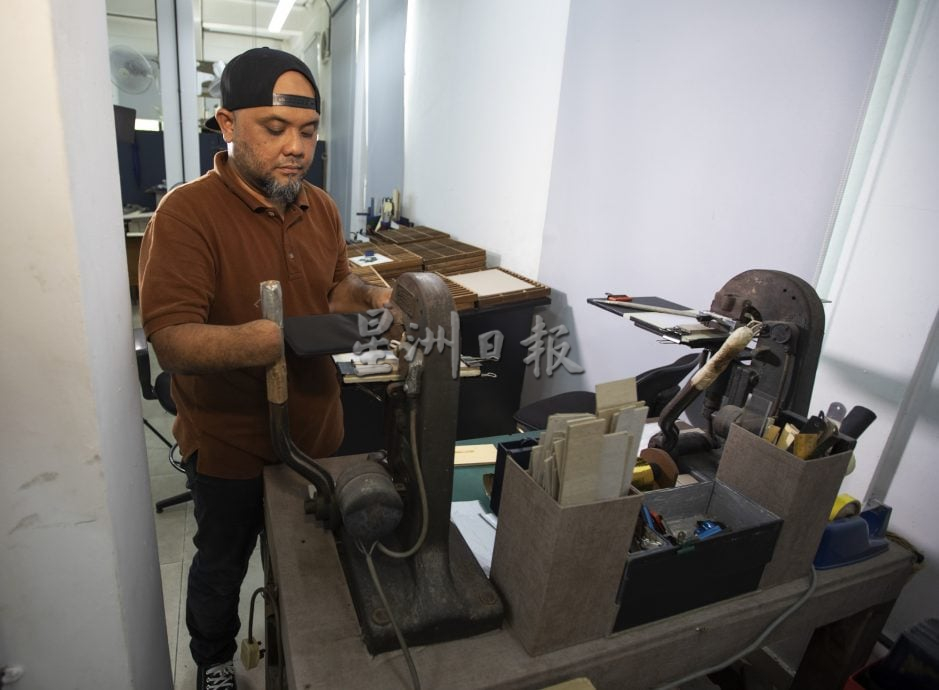 星角摄/手工烫金工艺濒临消失