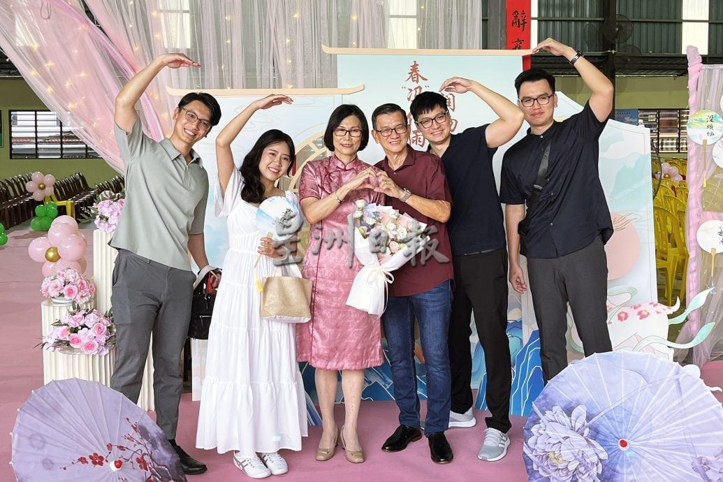 双小校长冯丽云荣休,老师创两曲送别