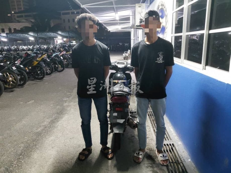 东：执法部门雷霆出击，在“道路流氓行动”中一举围剿包括表演“翘孤轮”在内的违法飙车党，全员被勒令推着摩托车，狼狈前往警局接受调查