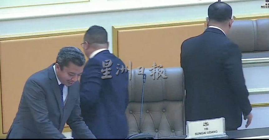 （古城封面副文）甲州议会─反对党议员离席