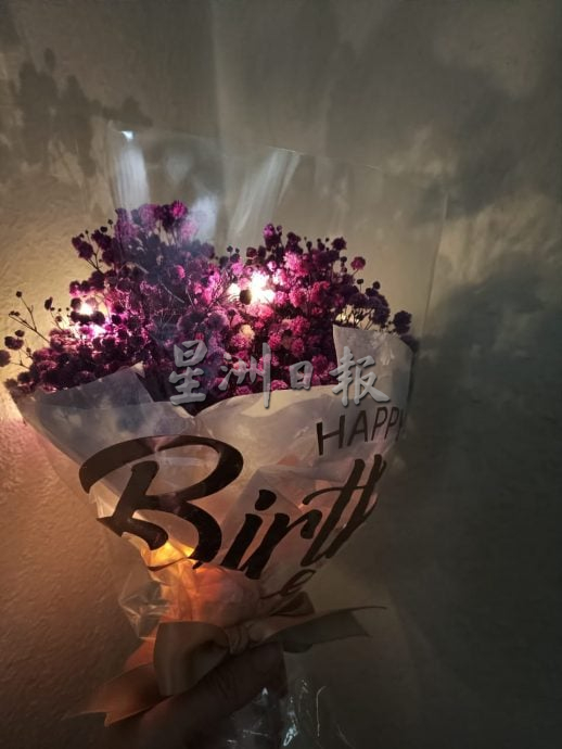 单亲妈妈自制手作香皂撑起家庭生计。