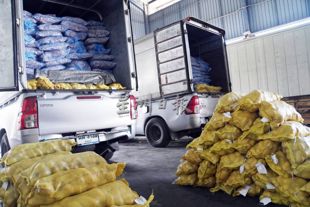 私枭“蚂蚁搬家”用小卡车走私到泰,PGA捣破行动起逾40公吨鸡脚鸡肝