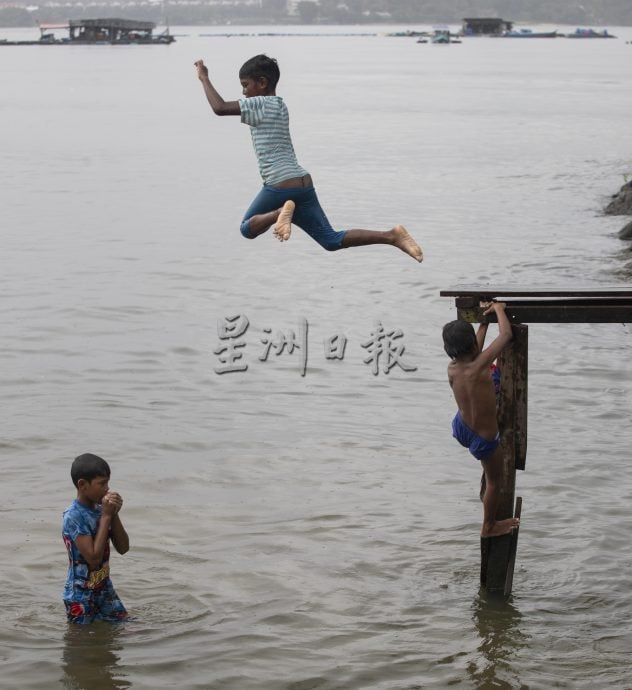 星角摄:浪花中长大的实里达儿童