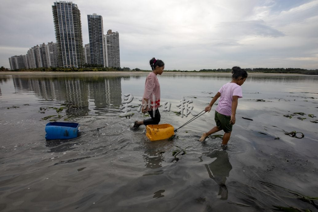星角摄:浪花中长大的实里达儿童
