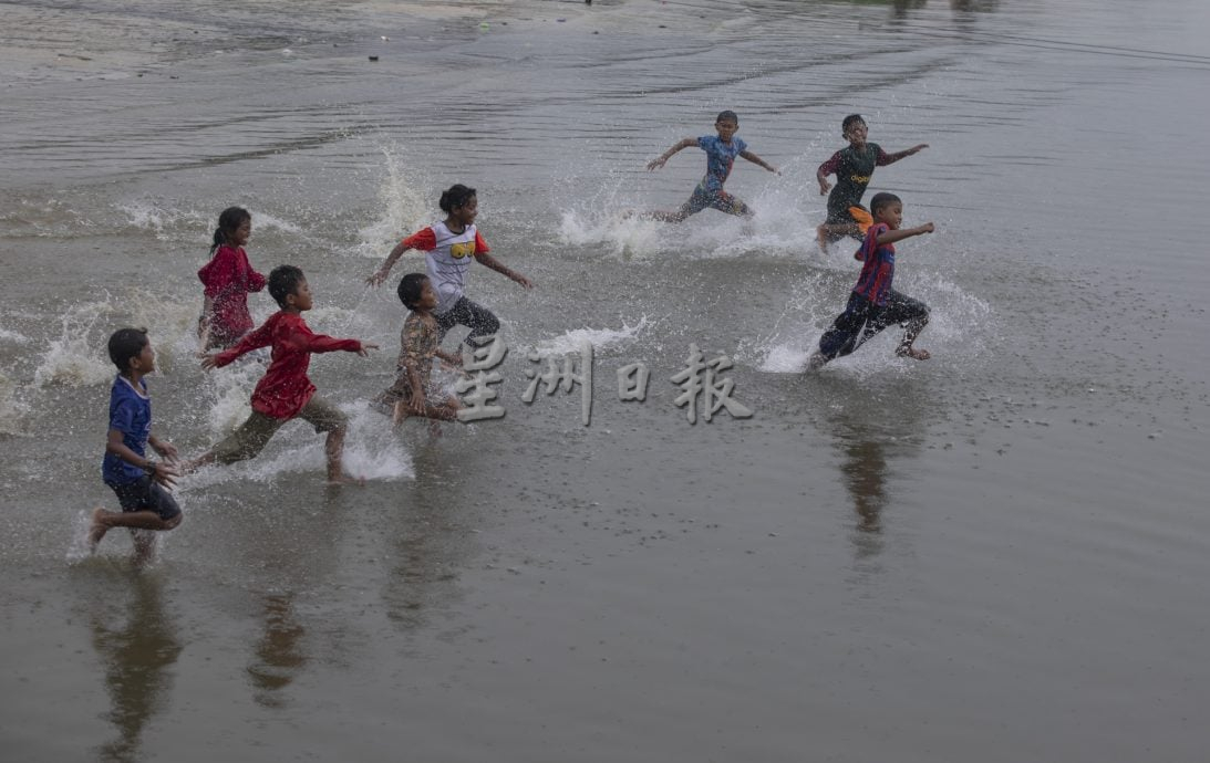 星角摄:浪花中长大的实里达儿童