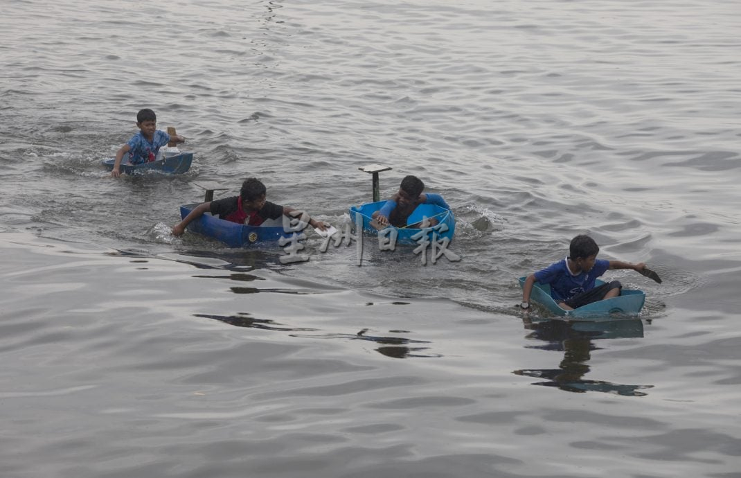 星角摄:浪花中长大的实里达儿童