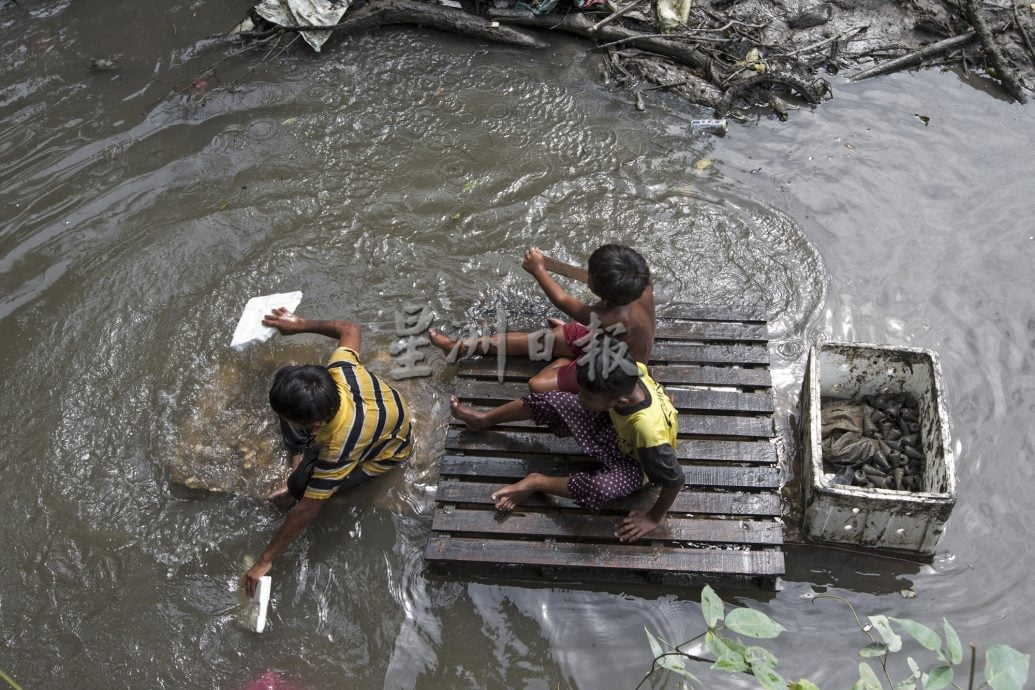 星角摄:浪花中长大的实里达儿童