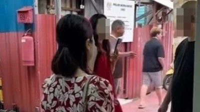 吃完榴梿才说难吃还要求赔偿 中国母女游客与摊主起争执掀议