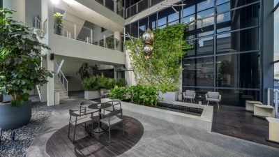 阳光下的金属低语 BMW如何用艺术重塑社区想象