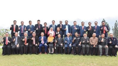 18新縣議員宣誓就職 佐津籲廉潔高效服務人民