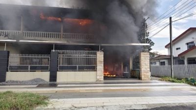 传出鞭炮烟花爆破声.2相连半独立屋失火