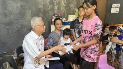 前首相丰收节送暖  YKM探访沙巴受惠家庭