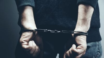 男教师控性侵男生 不认2罪 1万保外