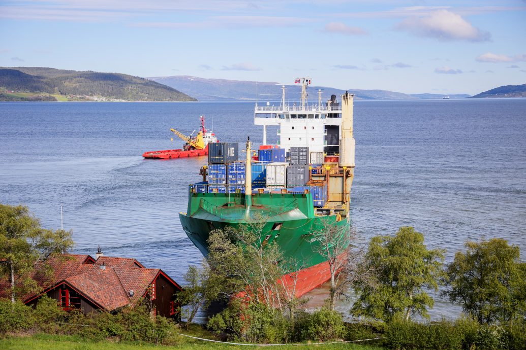 135公尺大货船“搁浅”自家花园 挪威男:太不真实了