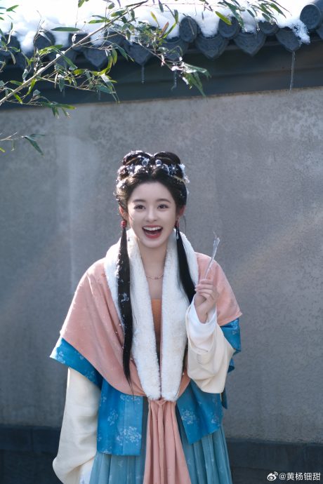 18岁黄杨钿甜晒140万耳环 双亲被起底遭质疑非法敛财