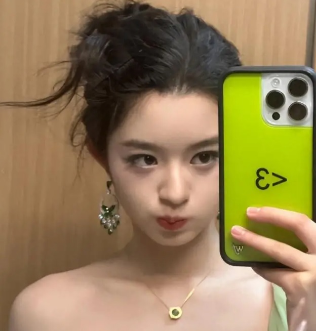 18岁黄杨钿甜晒140万耳环 双亲被起底遭质疑非法敛财