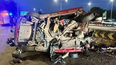 清晨6时恐怖对撞 3人夹毙车 消拯员1小时移尸