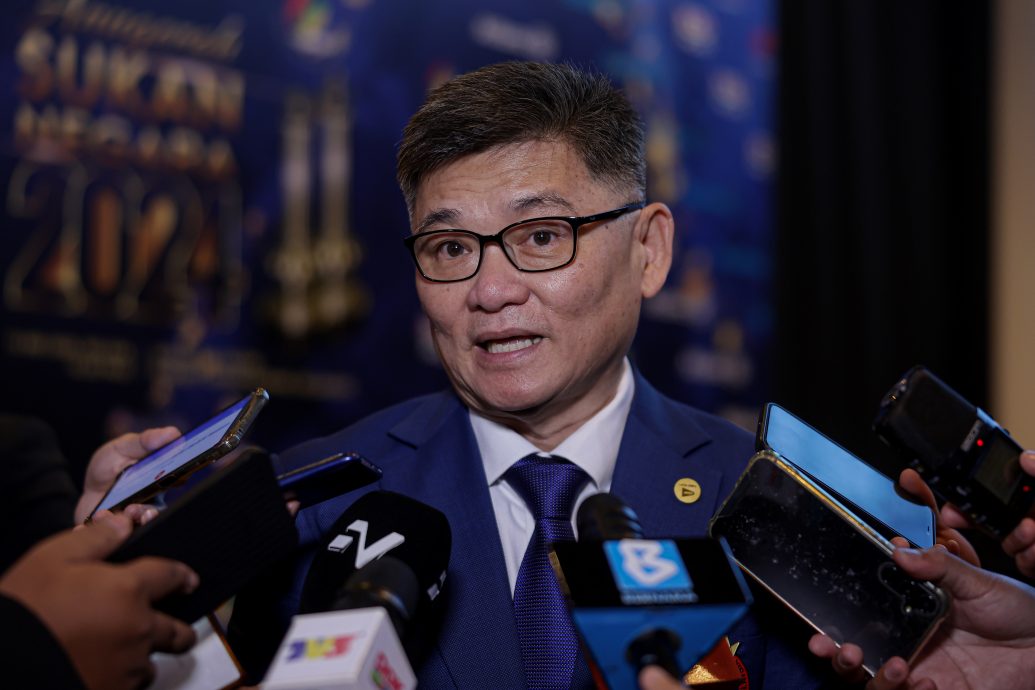 2024年全国体育颁奖礼|代表谢苏领最佳男运动员奖  吴志强：感谢对羽球的认可