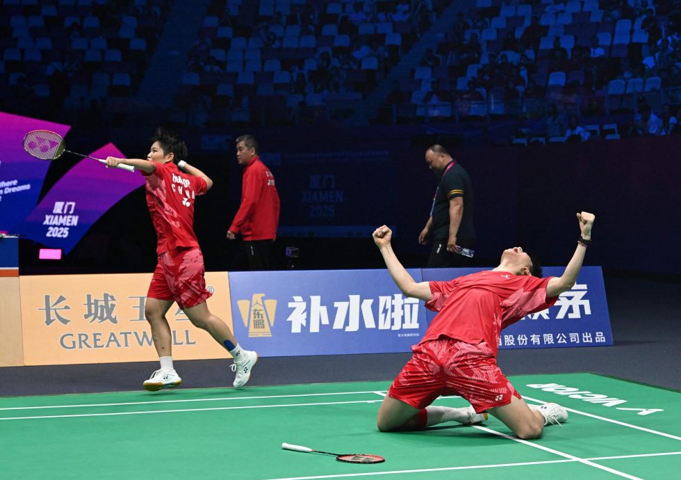 2025年苏迪曼杯羽球赛| 冯彦哲：复制对手2年前庆祝动作  凤凰以牙还牙