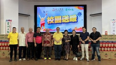社区关爱校园送暖 . 罗克强吁社会关注教育与民