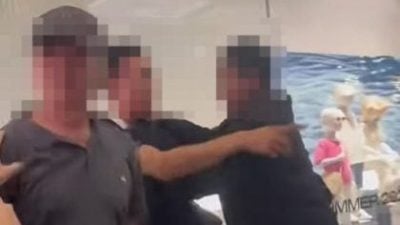 2中国籍扒手商场行窃 遭情侣识破当场被逮