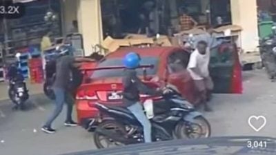 2匪当街玃夺金链 警方已锁定在逃同党的身份