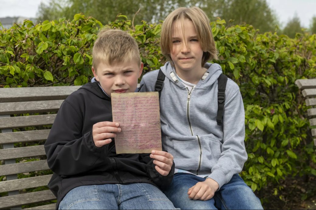 2男童在海滩发现 玻璃瓶中有66年情信