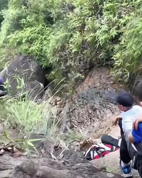 37岁女子崖边拍照坠亡 两未成年子目睹全程