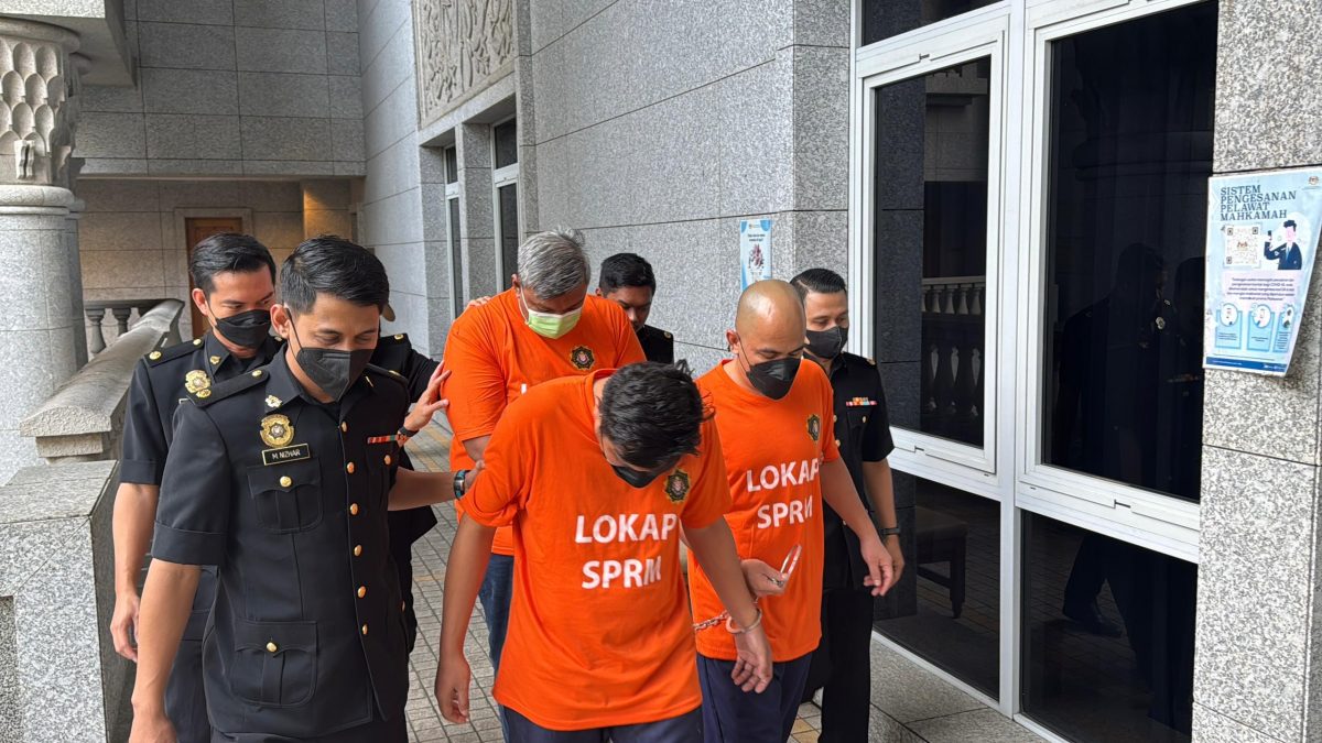 3银行职员涉收贿洗钱案 3人被延扣5天