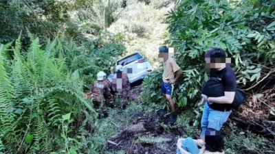 四驱车失控坠坡  2男女受伤送医