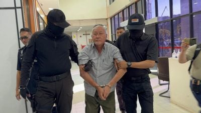 視頻|特警攙扶步履蹣跚出庭  70歲老翁控捅死63歲男