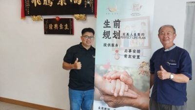 寿板店如茶坊 摆脱阴沉 黄作声投身殡葬业不避忌