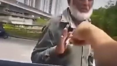 4枚共1令吉当施舍 行乞男子拒收硬币