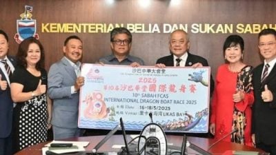沙华堂龙舟赛 青体部长为“龙舟健跑”挥旗