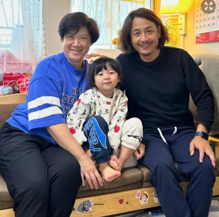  58岁太太靠人工受孕怀二胎 黄泽锋未理会外界负评