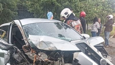 轿车撞树毁不成形 1少年重伤送医