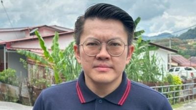 14岁男生穿错校服被鞭 李政贤：教育局派员到学校调查