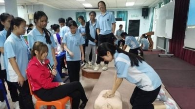 笃中办工作坊 54学生学急救