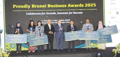 自豪汶莱商业奖设2组别 . 得主获奖杯 奖金1万