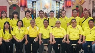 紫因阁改选 . 冯秋波连任阁长