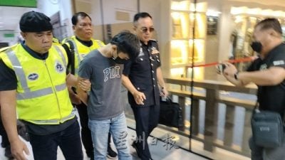 朝车内开枪击毙男子  交警出庭面控