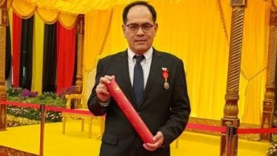 星洲北砂副采访主任 . 杨万勇获A.B.S勋衔