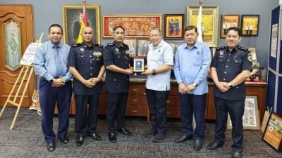 甫上任晋警区主任  亚历森访黄鸿圣交流