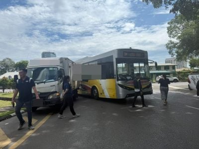 与智能巴士擦撞 . 罗里非法泊车出车祸