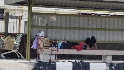 2街友露宿巴士亭 . 阻碍乘客 破坏市容