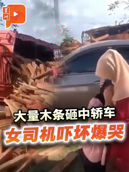 卡车弯道失控翻覆 大量木条砸中轿车 女司机幸无恙