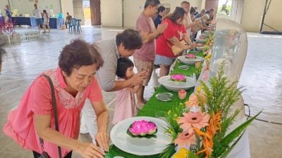 文冬慈济万人浴佛 孝亲浴足 场面温馨感人