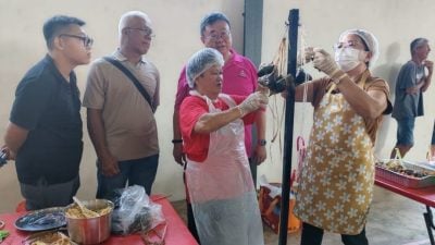 玻璃口村委会主办端午节裹粽子比赛和派粽子