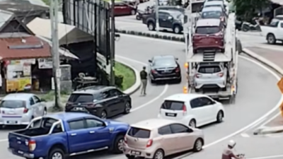 视频｜违停转弯处酿大塞车！车主慢条斯理移车引众怒